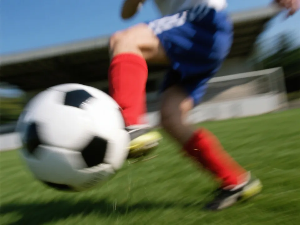 经典进球动作特写示意图